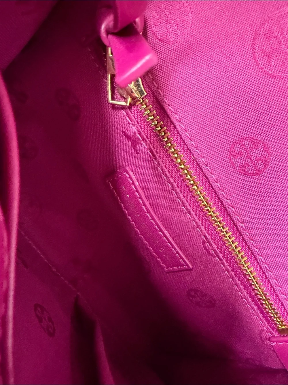 $428 retail Pre-loved Tory Burch Alexa Crossbody with strap